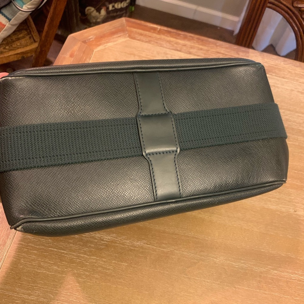 Louis Vuitton Taiga Reporter, messenger-bag, in the color green - Picture 15 of 16